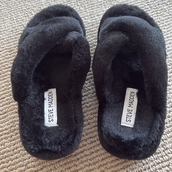 Steve Madden black fluffy slippers. - Picture 3 of 3